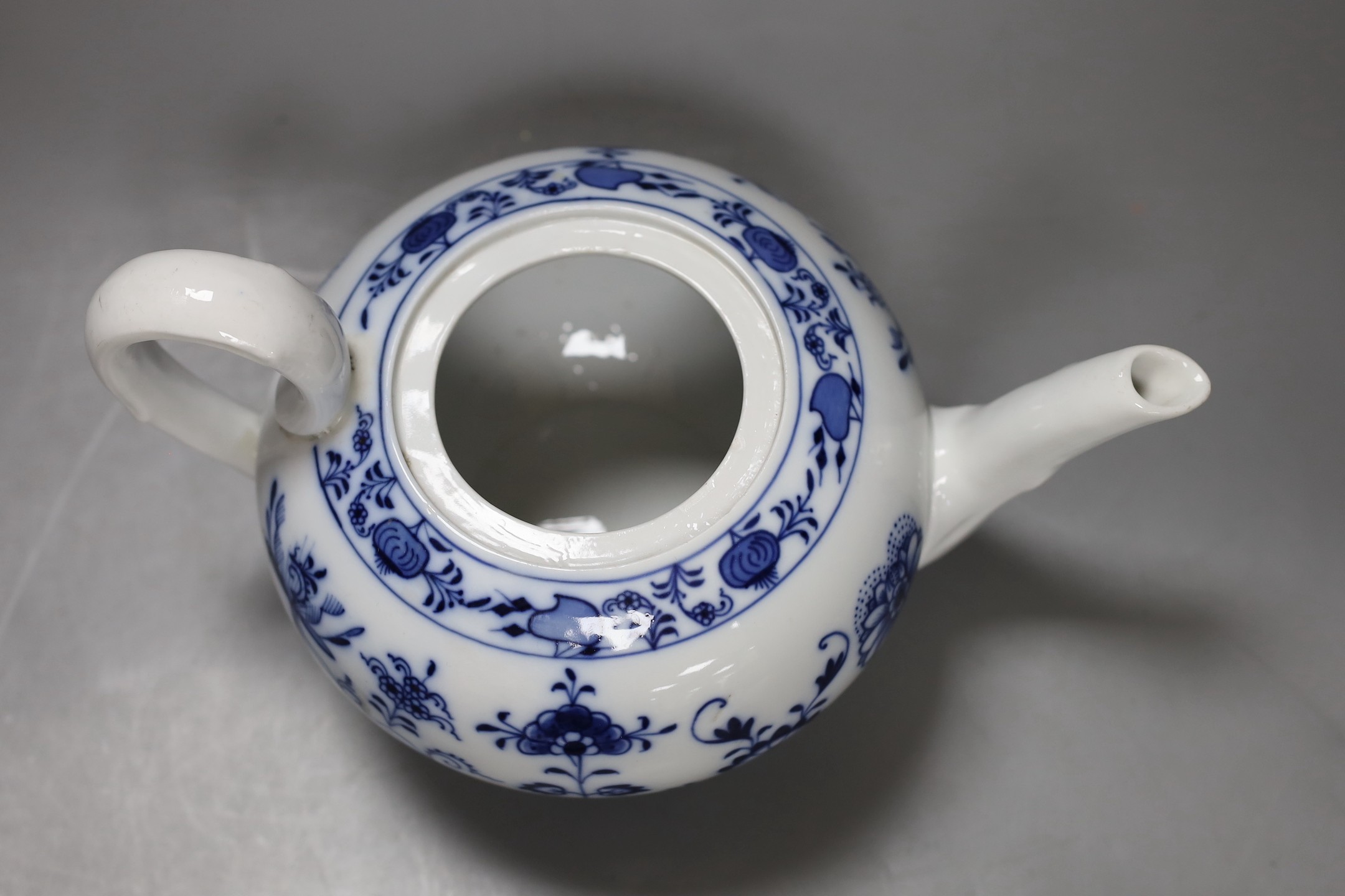 A Meissen style blue and white onion pattern teapot, 27cm